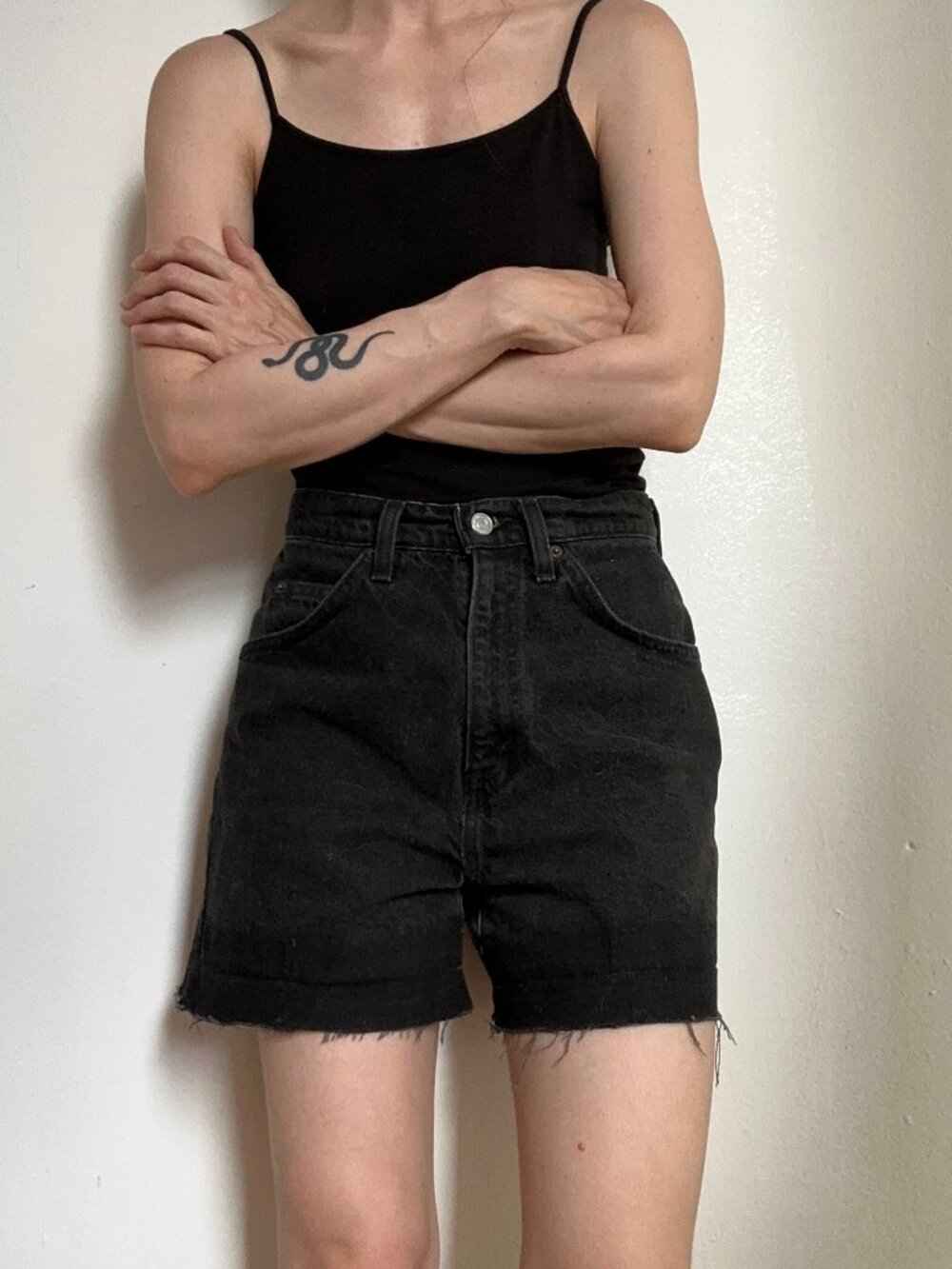 Great black vintage denim shorts, 954 orange tab by Levi's. Size S-M.
